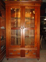 Cristaleira de cedro antiga com prateleiras de vidro e iluminação